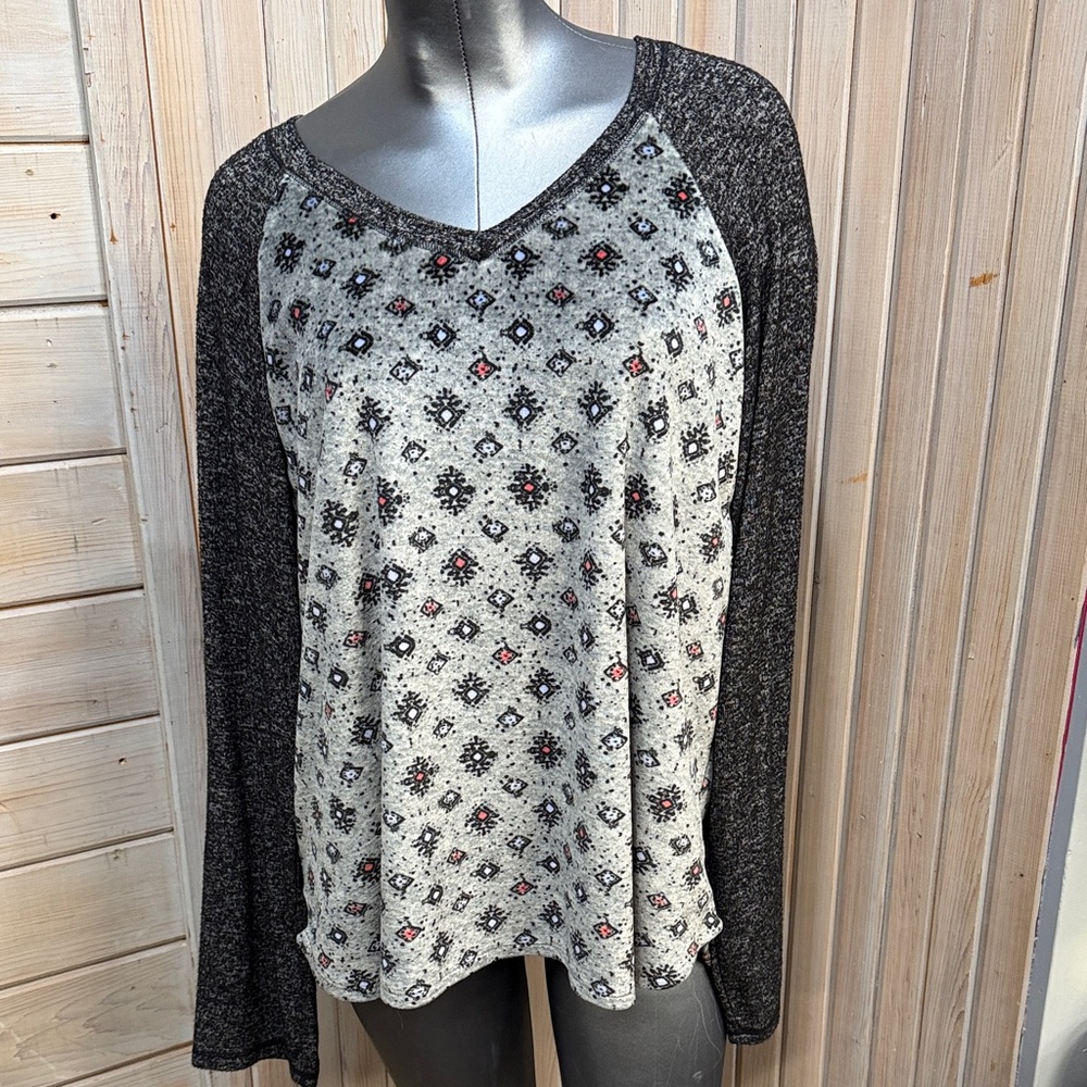 Cuddl Duds Black and Gray Patterned Long Sleeve Top